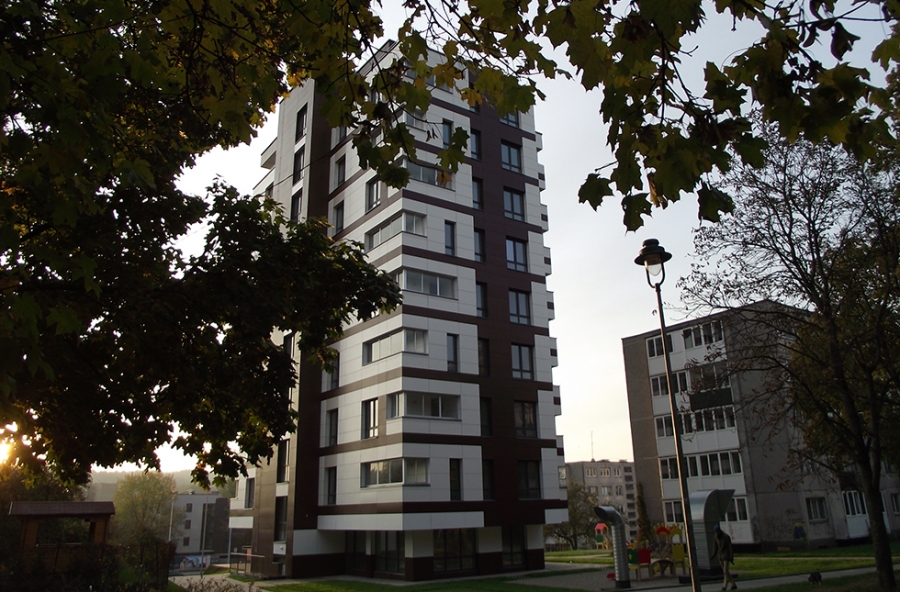 Gyvenamajame name, Žirmūnų g. 48E, Vilniuje liko keletas laisvų butų, paskubėkite